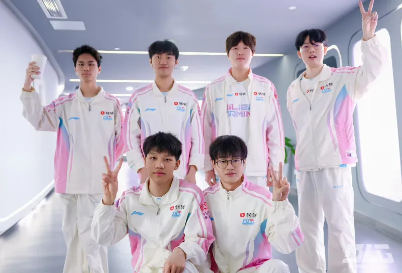 开云在线-战胜JDG后，BLG分享赛场合照：锋芒所向